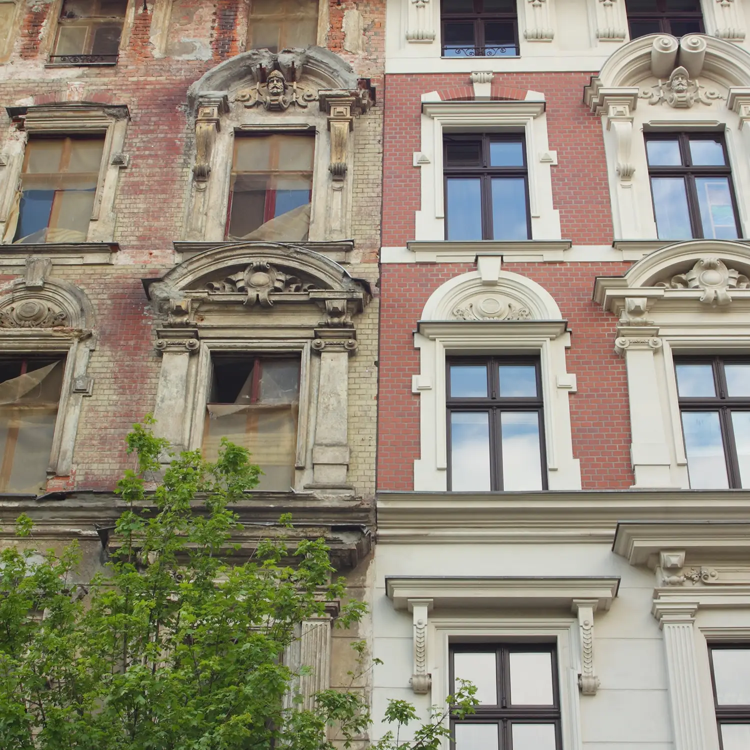 Zwei Altbaufassaden, unsaniert und saniert, nebeneinander
