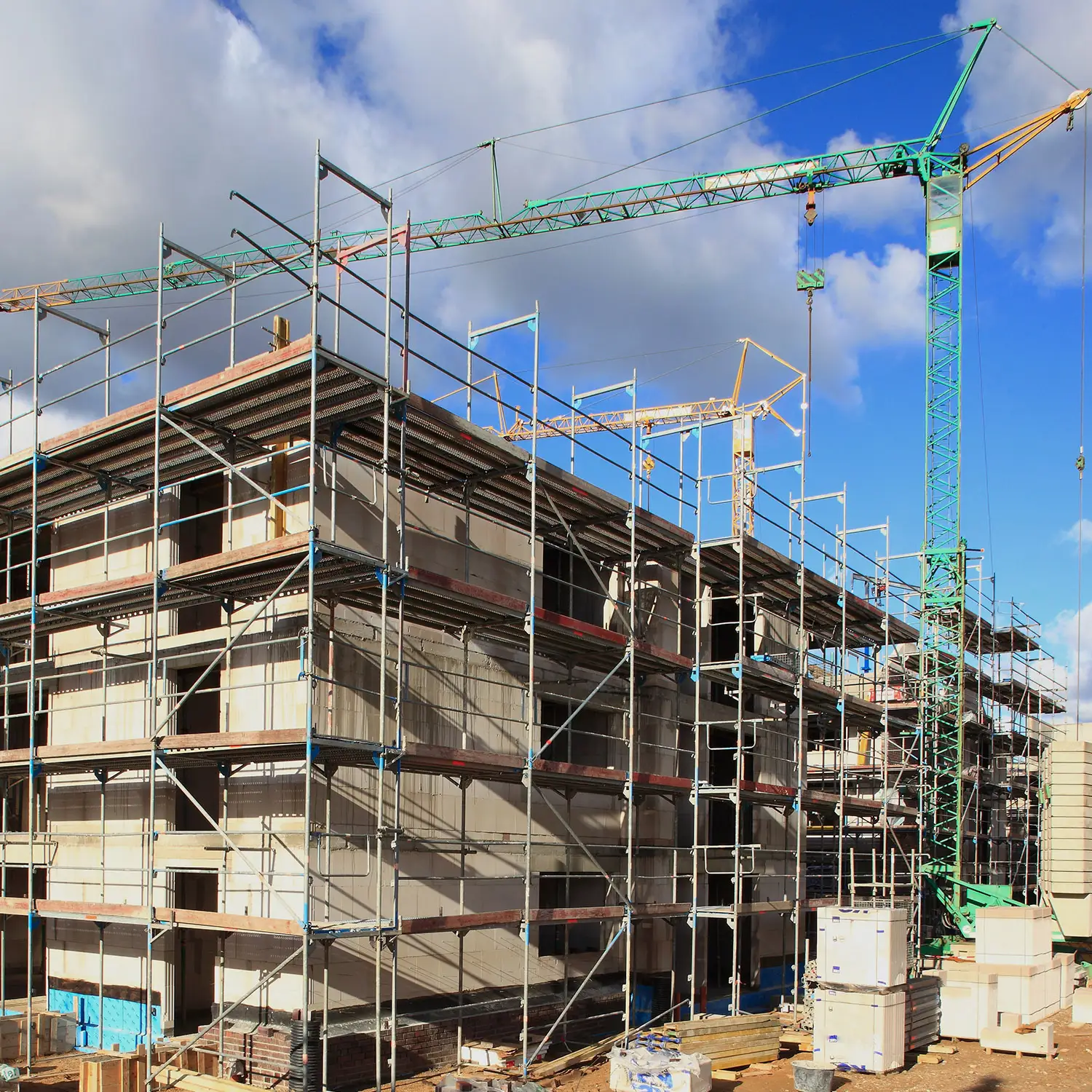 Ein eingerüsteter Betonbau